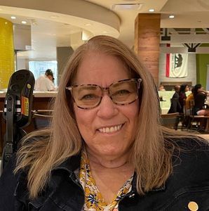 Meet your Posher, Lorie